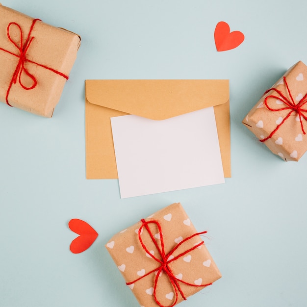 Papel con pequeñas cajas de regalo en mesa