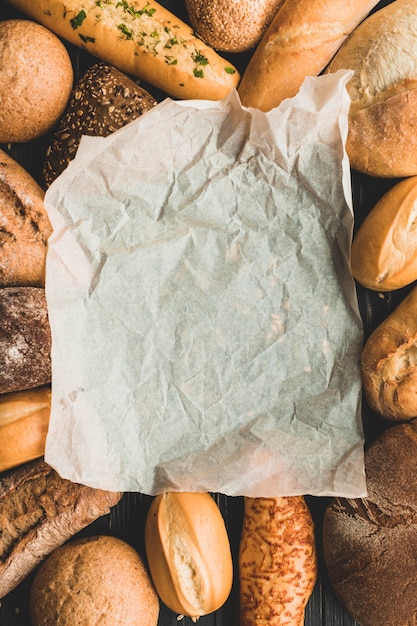 Papel de pergamino entre panes de pan