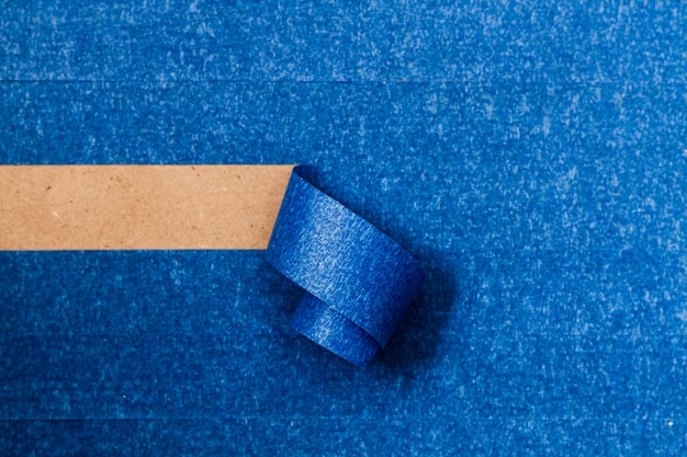Papel pintado adhesivo azul con línea horizontal enrollable