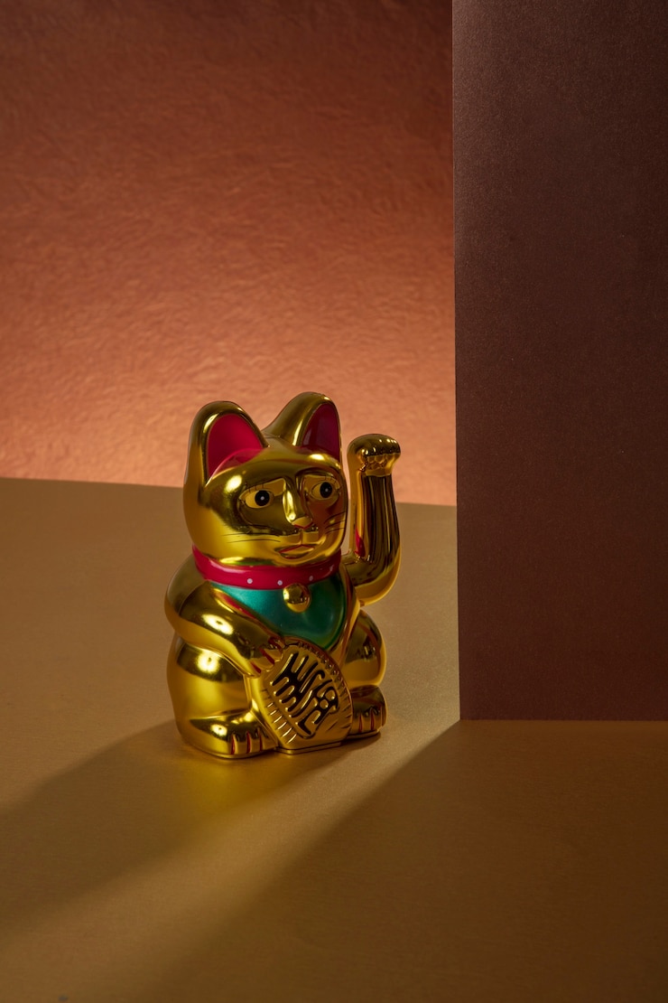 Foto gratuito papel pintado estético dorado con gato.