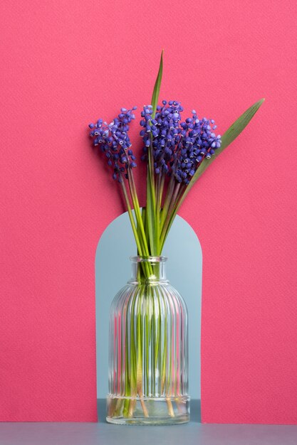 Papel pintado estético de primavera con flores moradas.