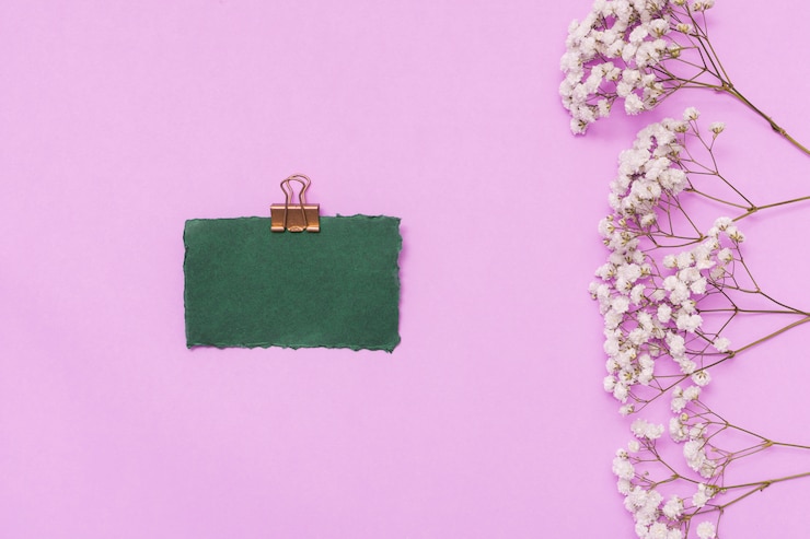 Foto gratuito papel con ramas de flores en la mesa