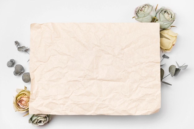 Papel de ramo plano y rosas con espacio de copia