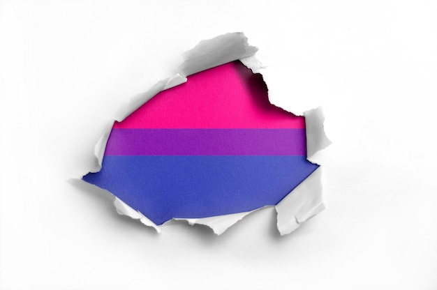 Papel rasgado con bandera Bisexual