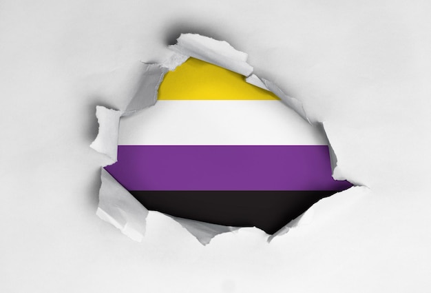 Foto gratuita papel rasgado con bandera nonbinary