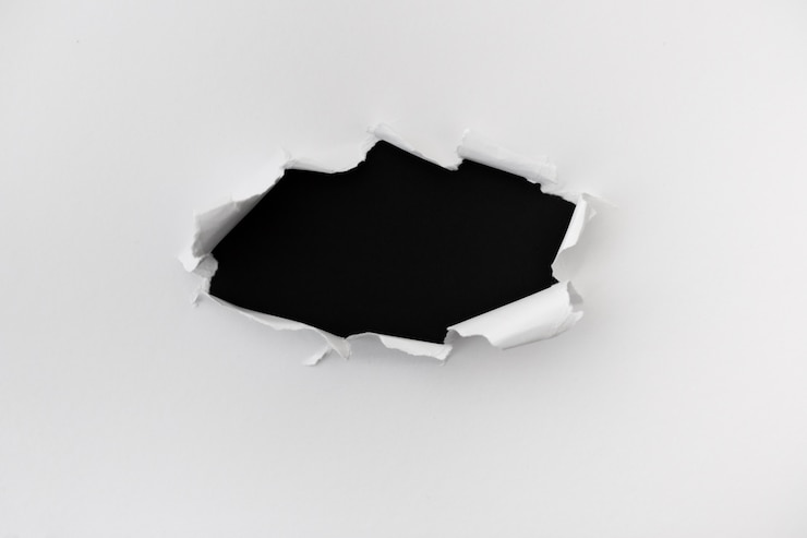 Foto gratuito papel rasgado con espacio para texto sobre el fondo de cuero negro
