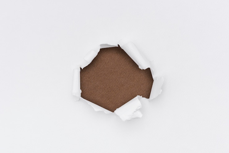 Foto gratuito papel rasgado fondo blanco simple artesanía hecha a mano