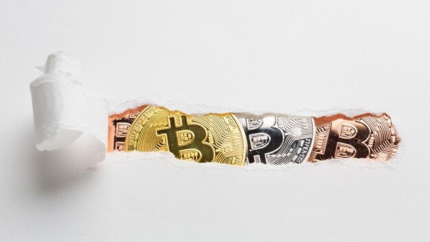 Papel rasgado que revela bitcoin