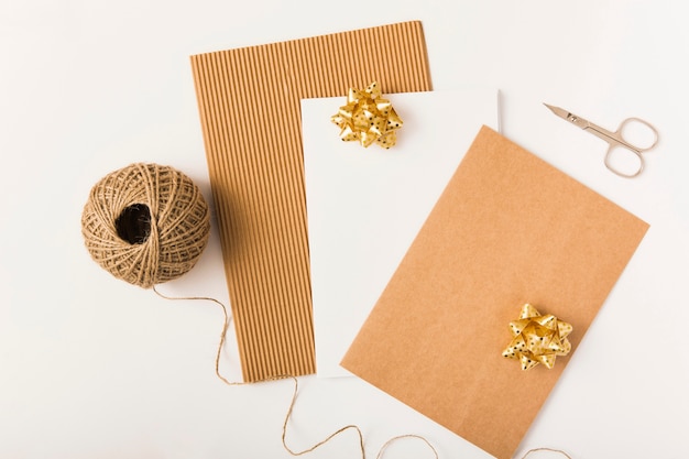 Papel de regalo artesanal con arcos dorados sobre fondo blanco