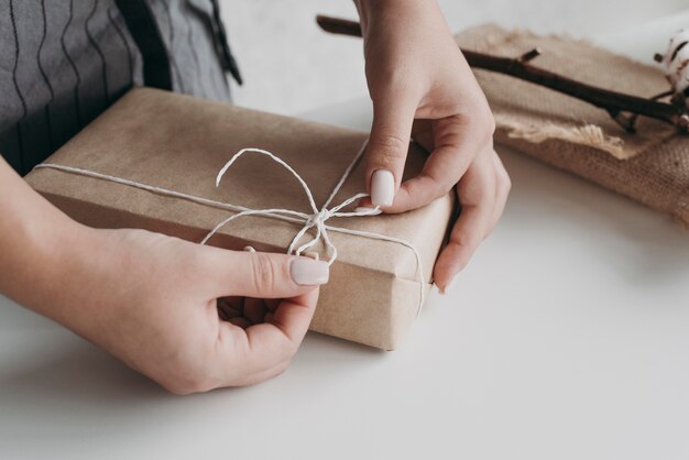 Papel de regalo de manos de primer plano