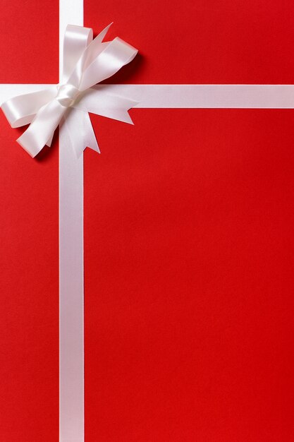 Papel regalo rojo con cinta plateada