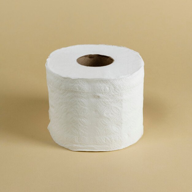 Papel de seda sobre un fondo amarillo