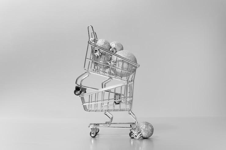 Foto gratuito papel tapiz estético plateado con carrito de compras.
