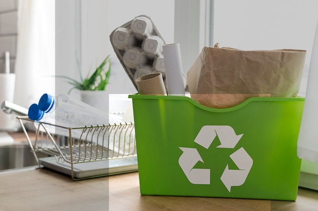 Foto gratuita papelera de reciclaje en encimera