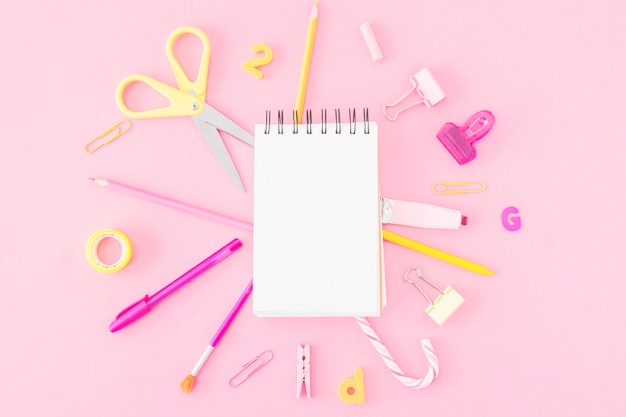 Papelería alrededor del cuaderno en blanco