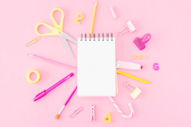 Papelería alrededor del cuaderno en blanco