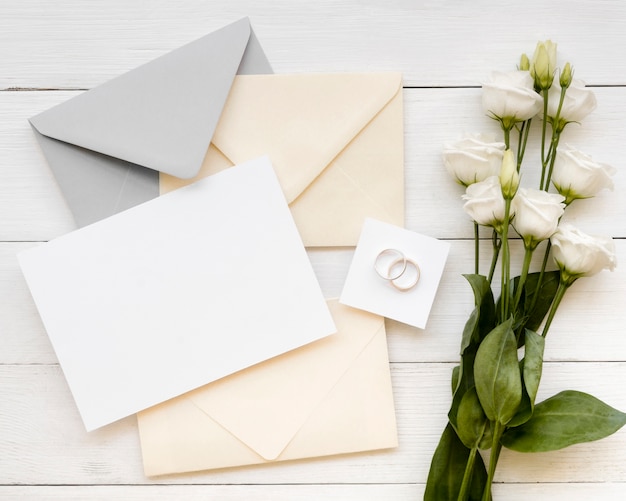 Papelería de boda con hermosas rosas