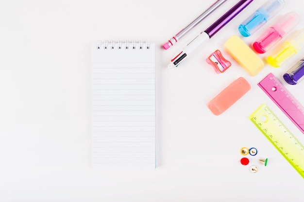 Papelería colorida con pequeña libreta