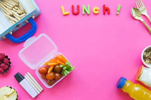 Papelería y comida saludable cerca de la escritura de almuerzo