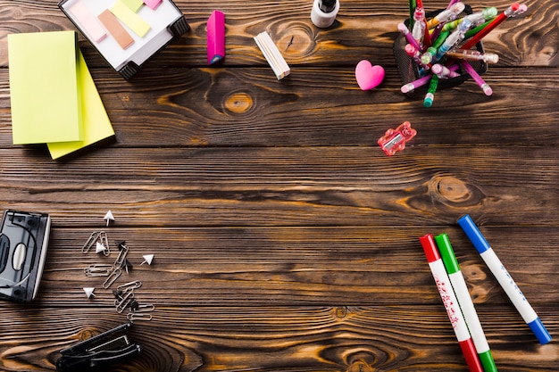 Papelería en la mesa de madera