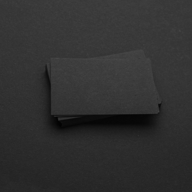 Foto gratuita papelería monocromo oscuro tarjetas de visita de negocios