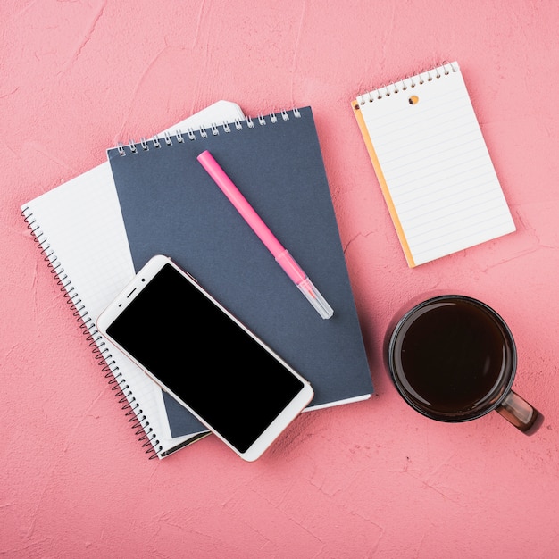 Foto gratuita papelería de oficina con una taza de café.