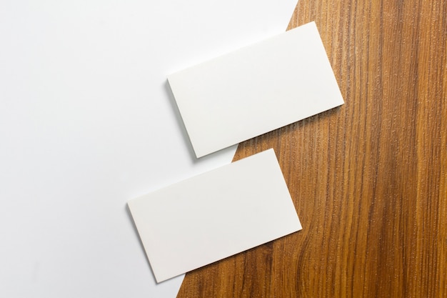 Papelería de papel en blanco en escritorio de madera