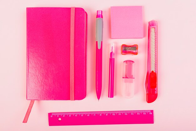 Papelería rosa en el escritorio