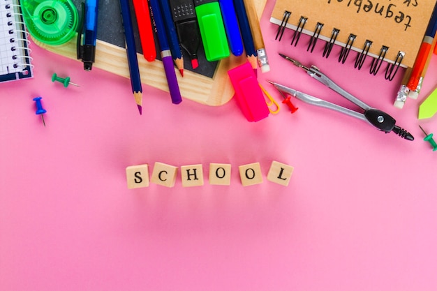 Papelería para el tiempo escolar en rosa