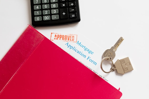 Papeles de hipoteca y llave en la mesa