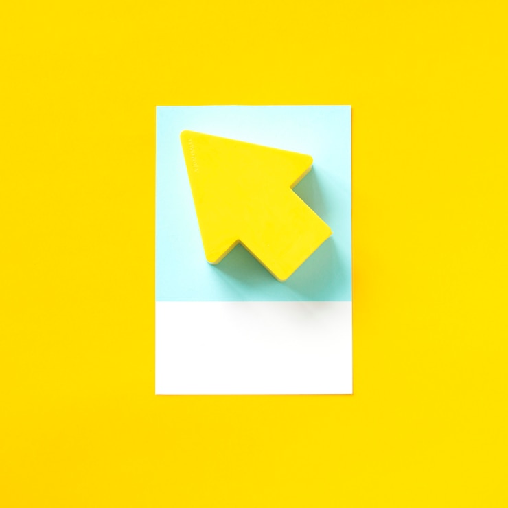 Photo Gratis paper craft art of a yellow arrow