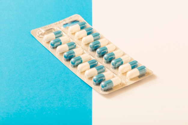 Paquete de ampolla de las cápsulas en dos fondo blanco y azul