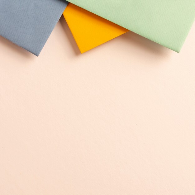 Paquete de coloridas hojas de cartón con espacio de copia