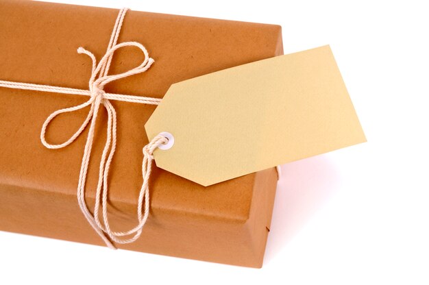 Paquete de correo con cuerda y etiqueta