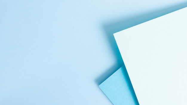 Paquete de hojas de papel en tonos azules con espacio de copia