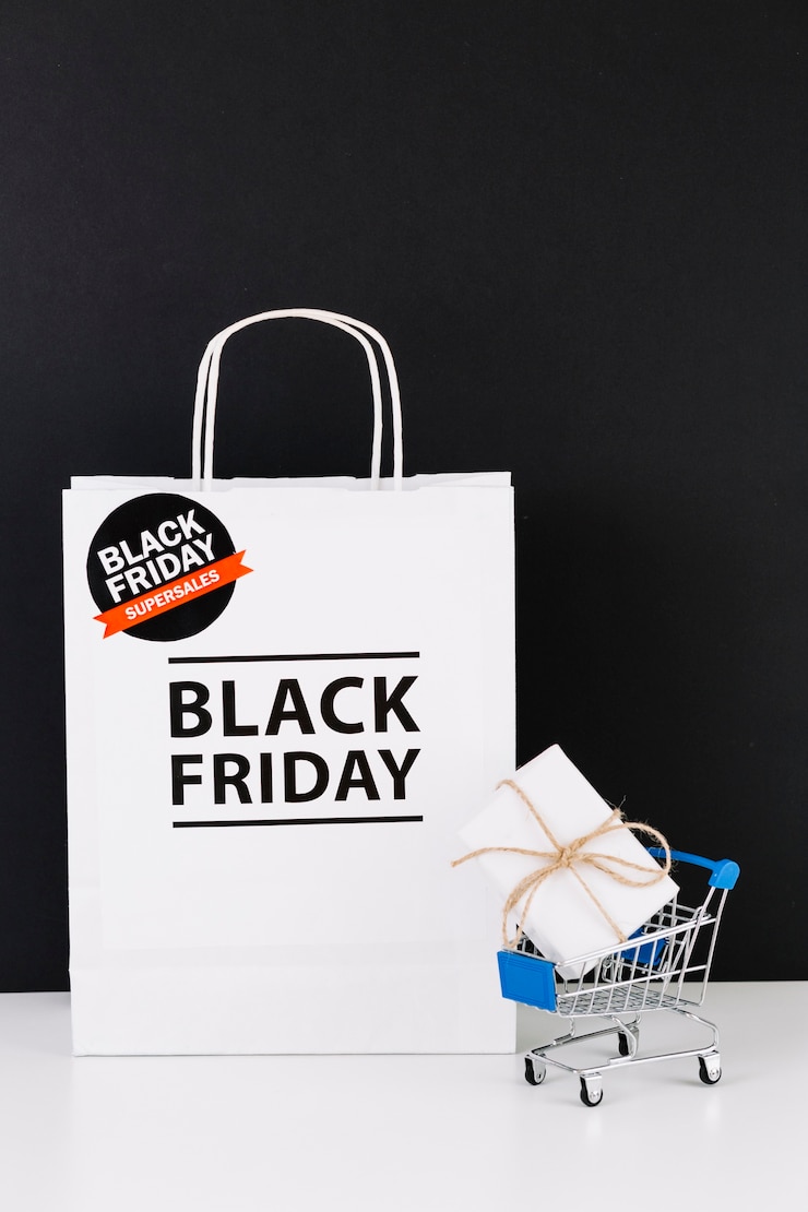 Foto gratuito paquete con inscripción y carrito de compras con regalo.