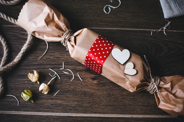 Paquete marrón con forma de caramelo con corazones