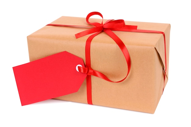 Paquete de navidad con etiqueta de regalo roja