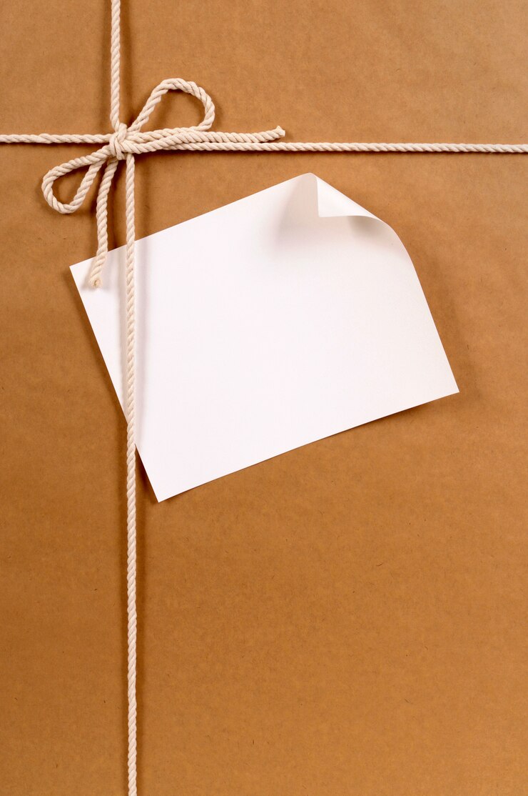 Foto gratuito paquete de papel marrón con etiqueta rizada