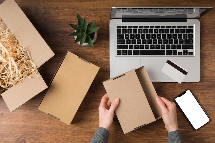 Foto gratuito paquete plano de cyber monday junto a la computadora portátil