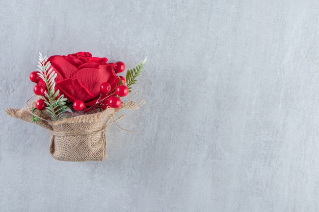 Foto gratuita un paquete de rosa roja, sobre fondo blanco. foto de alta calidad