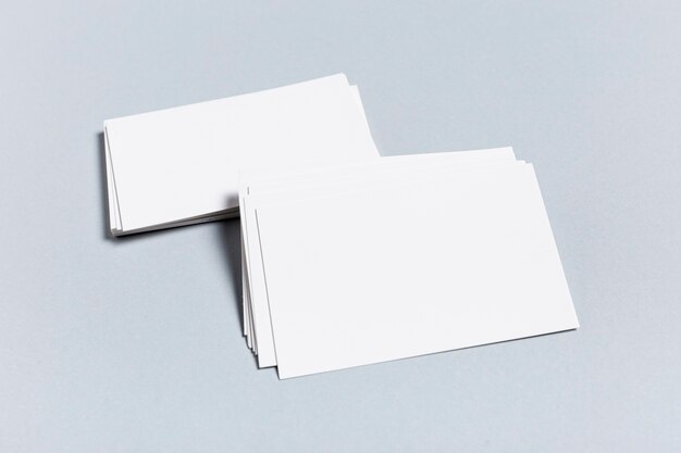 Paquete de tarjetas en blanco sobre mesa azul
