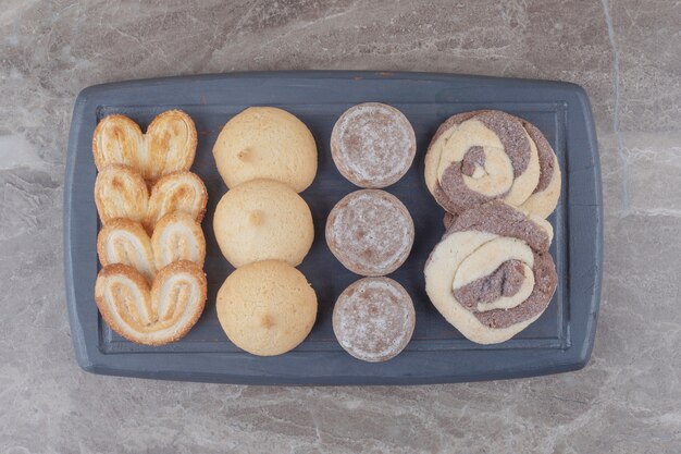 Un paquete de varias galletas en una placa de mármol.