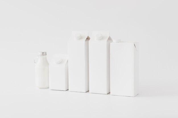 Paquetes y botellas de arton para productos lácteos.