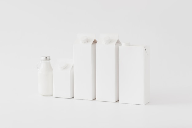 Paquetes y botellas de arton para productos lácteos.