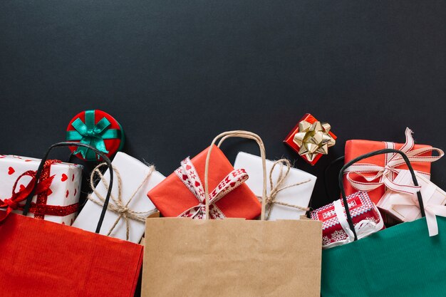 Paquetes con cajas de regalo.