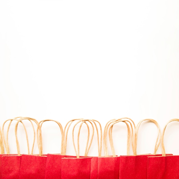 Foto gratuita paquetes de compras de papel rojo