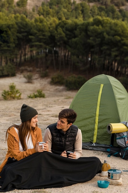 Par acampar en el bosque tiro largo