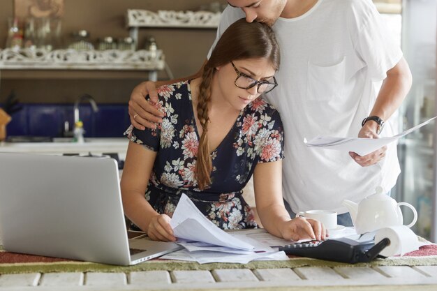 Par administrar el presupuesto juntos en la cocina