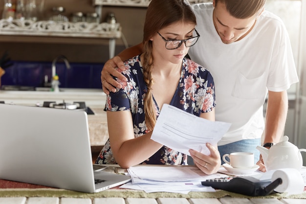 Foto gratuita par administrar el presupuesto juntos en la cocina